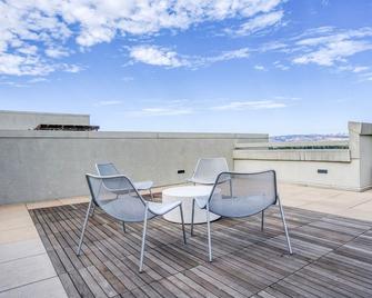 Classic Santana Row 1BR w/ Gym & Pool, 10 mins to Google, by Blueground - 圣何塞 - 阳台