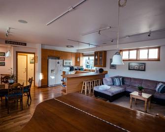 Very Large Quiet 1 Bed/1 Bath Private Apt.- Newer W/ Many Amenities Near Beaches - 科斯塔梅萨 - 客厅