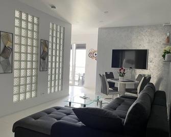 Westpark 2 Luxury Studio-Suite with Lakeview W5 - 布加勒斯特 - 客厅