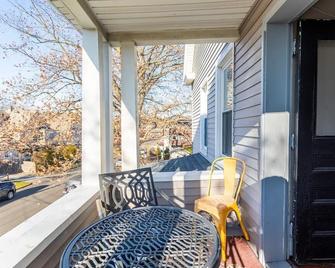 Sunny & Spacious 2bd 1ba Wfh Apt-Huge Yard & Patio - 费尔菲尔德 - 阳台