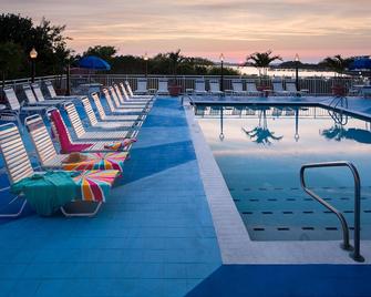 椰子玛洛丽尔卢度假村海洋城温德姆华美达酒店 - 大洋城 - 游泳池
