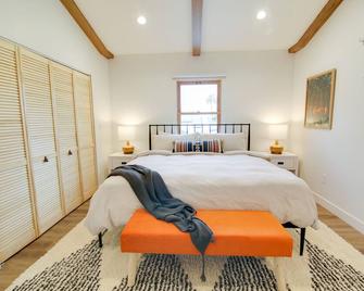 New Beach Bungalow 5 min from beach and restaurants + Hot Tub! - 长滩 - 睡房