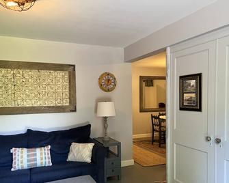 Comfy Country setting Apartment in Central NH - Chichester - 客厅