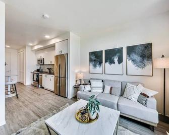Light-Filled Open One-Bedroom in West Oakland - 奥克兰 - 客厅