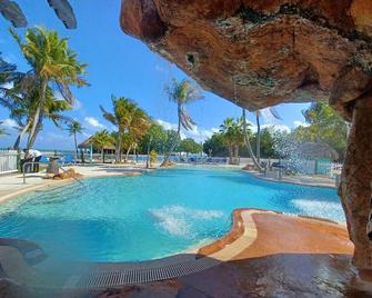 椰子灣濱海度假村 - 伊斯拉莫拉达 - 游泳池