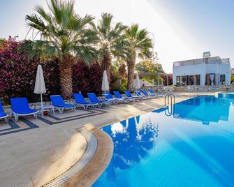 Ladonia Hotels Zemda Guemuesluek - 古穆斯卢克 - 游泳池