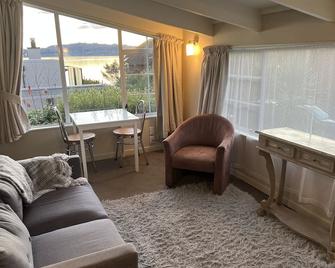 米奥斯小屋汽车旅馆 - 陶波 - 客厅