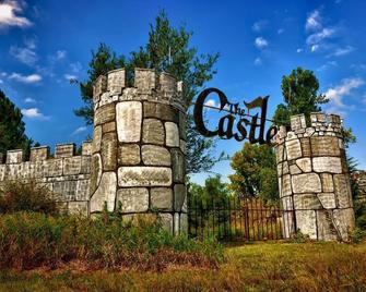 Relax and Recharge in Knights Inn Muskogee! 3 Convenient Units, Free Parking - 马斯科吉 - 建筑