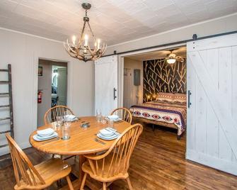 Base Camp Gorham Center - Lovely 2-Bed - 戈勒姆 - 餐厅