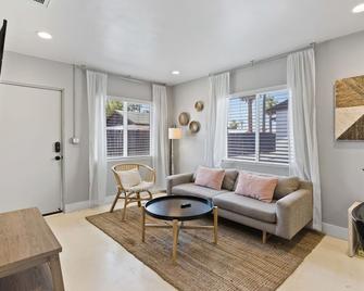 Cool, Work & Pet Friendly, 1bed Near Downtown Phx - 凤凰城 - 客厅
