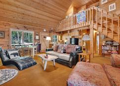 Gorgeous Rustic Cabin in Mountains-4 bdrm. W\/ Fireplace - Lakemont - 客厅