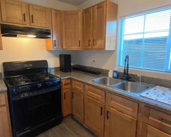 Fabulous entire 2-bedroom house with onsite washer/dryer in Richmond near Bart. - 里士满 - 厨房