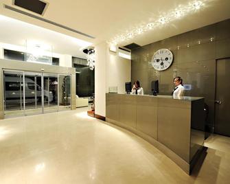 卜克曼酒店 - 伯萨 - 柜台