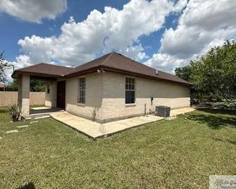 Charming 3-Bedroom House Situated on half acre land - 布朗斯维尔 - 建筑