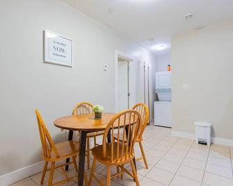 Lovely & Cozy 1bd Basement Suite. - 温哥华 - 餐馆