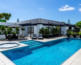 普利茅斯国际品质酒店 - 新普利茅斯 - 游泳池