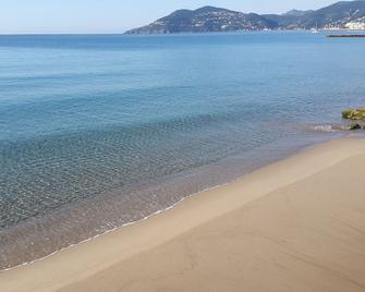 1-minute walk to the beach, sea view, private parking, terrace. - 戛纳 - 海滩