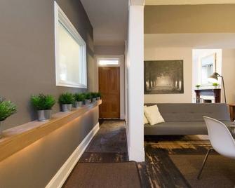 Cap Hill One-level Loft-style 2 Bedroom , FREE Parking, Blocks to Capitol - 华盛顿 - 客厅