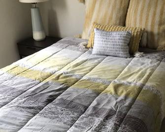Clean, Safe, Secure 2/1 Apartment in Historic Ybor City - 坦帕 - 睡房