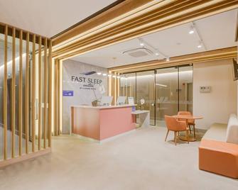 Slaviero Hotéis的快眠套房，位于瓜鲁尔霍斯机场2号航站楼，西部出口 - 瓜鲁柳斯 - 柜台