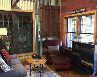 Antler Inn -Long Term Rental Discount Available. - 圣安东尼奥 - 客厅