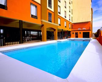 孔苏拉多旅馆酒店 - 华雷斯城 - 游泳池