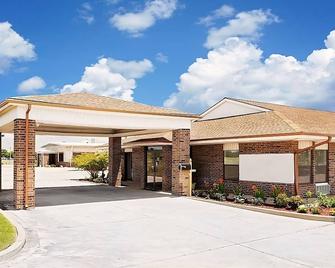 Relax and Unwind in Knights Inn Muskogee! 2 Comfortable Units, Free Parking - 马斯科吉 - 建筑