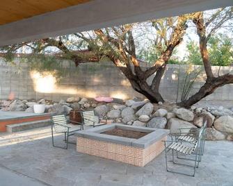 Mid-Century Modern Pool Retreat - 棕榈泉 - 露台