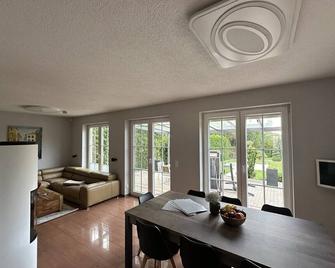 Stadtvilla in Leipzig 7 Personen 3 Schlafzimmer 2 Bäder Garten und Terrasse zentral gelegen Messe Innenstadt Seen - 莱比锡 - 餐厅