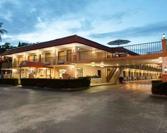 清水/海湾至海湾温德姆戴斯酒店 - 克利尔沃特 - 建筑