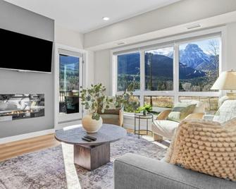 2 bedrooms-3 beds 2 baths - Rocky Mountain View Retreat - Heated Pool and Hot Tub - 戴德曼斯弗莱斯 - 客厅