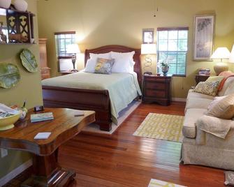 Quiet, private studio apt, screened lanai, covered parking, garden sitting area! - 迈尔斯堡 - 睡房