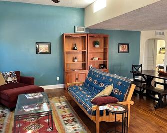 Remodeled 3-bedroom home near the heart of Albuquerque - 阿尔伯克基 - 客厅