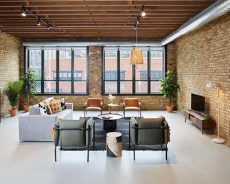 Beautiful Luxury Loft in Fulton Market, Sleeps 12 | Featured In Architectural Di - 芝加哥 - 休息厅