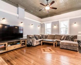 Beautiful High-End 4 Bed 3 Bath House, Sleeps 15! - 匹兹堡 - 客厅