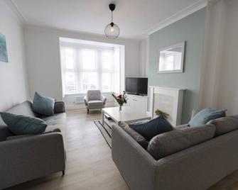 Spacious Holiday Home in Porthcawl - 波斯考尔 - 客厅