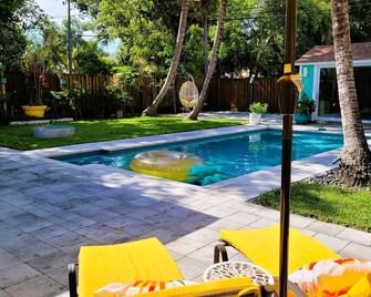 Charming Beach Bungalow in Fort Lauderdale - 劳德代尔堡 - 游泳池