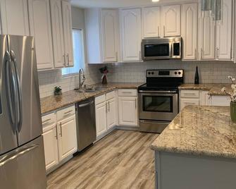 Fully remodeled 3Bed3Bath gorgeous home on 2 acres, firepit, RV hook up and LAND - 凯夫克里克 - 厨房
