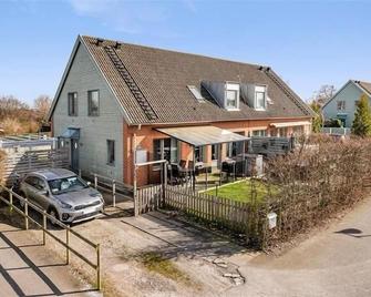 5-Bed-Rooms House with Jacuzzi, Free Parking, and 2 Toilets-Bath in Malmö - 马尔默 - 建筑