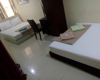 New Wave Hotel Seri Kembangan - 史里肯邦安 - 睡房