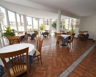 RF 圣波隆顿酒店 - 拉克鲁斯 - 餐馆