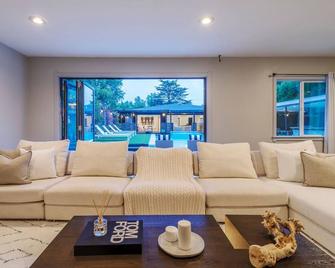 Your Own Private Resort9br/10ba Gated Compound✰ - 洛杉矶 - 客厅