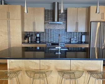 Boston Harbor Views Modern North End Condo Free Parking! - 波士顿 - 厨房