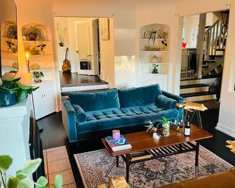 Hikari-Okanagan Sunshine B&B - 基洛纳 - 客厅