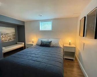 Upscale, Brand New, Full Kitchen, 2-Bedroom Apt - 福尔斯彻奇 - 睡房