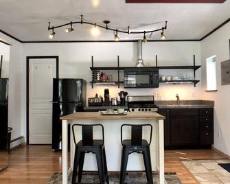 Cozy Downtown Retreat, Walk To Fire Island Bakery!! Clean & Quiet! - 安克雷奇 - 厨房