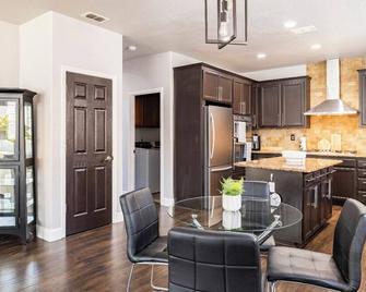 5BR within 10 min of Waterfront, Airport, Downtown Arena, Eatery, Trails & More! - 萨克拉门托 - 厨房