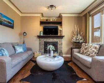 Cozy & Luxurious Ridge Home - including 2nd suite - 科克伦(艾伯塔) - 客厅