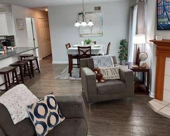 Luxury! 2 king beds and 2 full bathrooms - 曼蒂诺 - 客厅