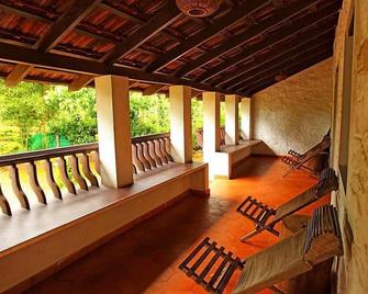 Jaadooghar Annapara Homestay, Sustainably Luxurious - Vythiri - 露台